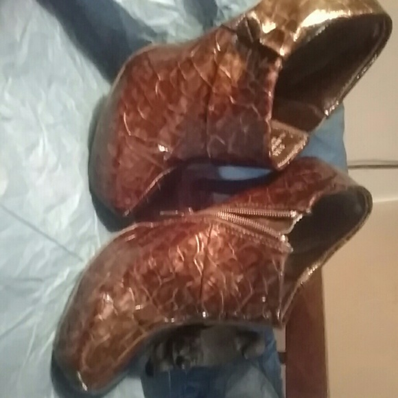 Ladies crocodile print embossed booties - Picture 6 of 6